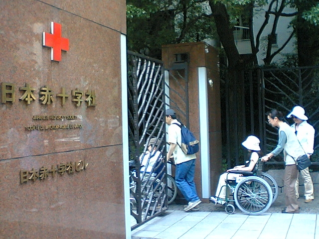 Accessible Tokyo held a training program for helping wheelchair users.