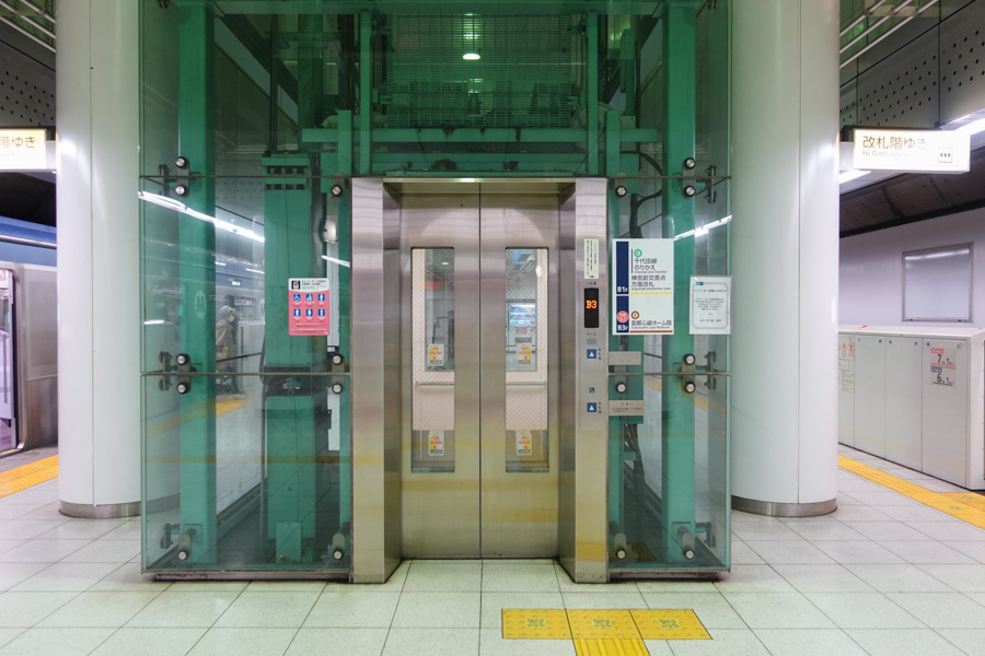 Elevator on the platform of Fukutoshin Line