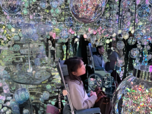 車いすで麻布台ヒルズ（チームラボ）